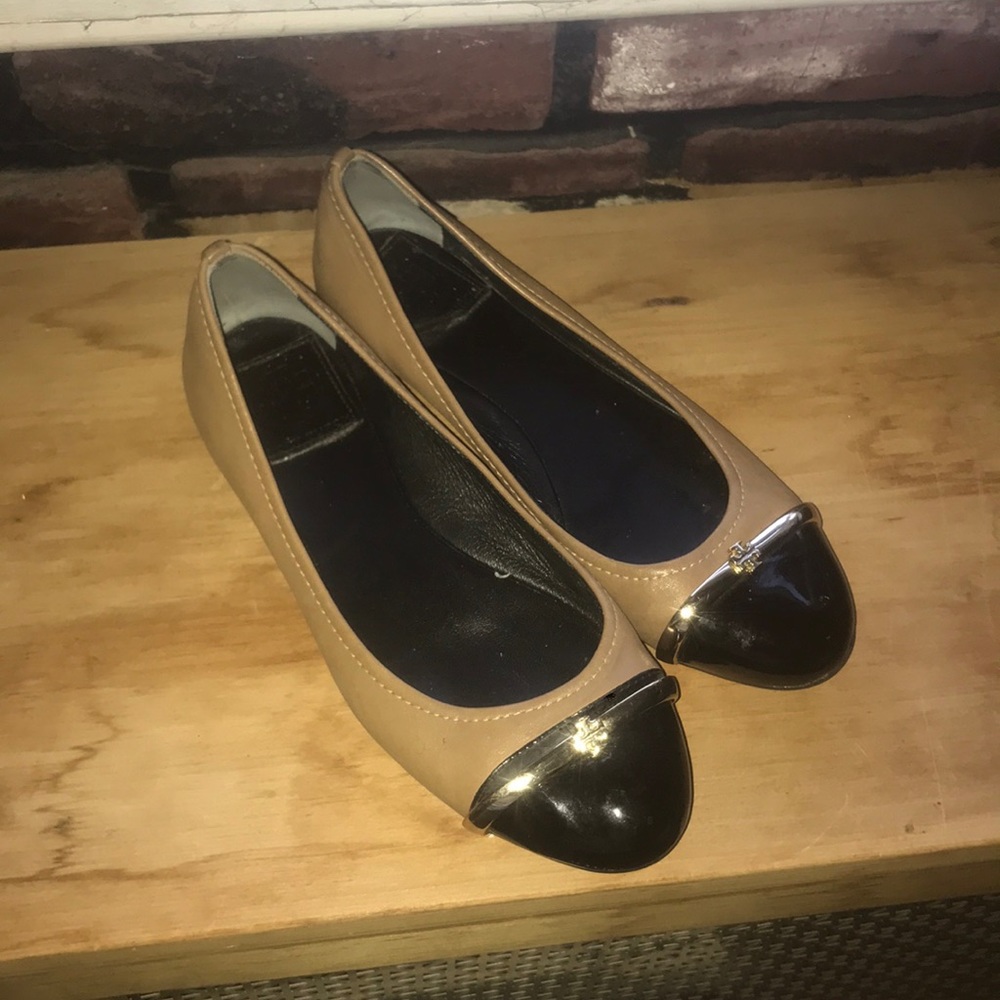 Tory burch tan and black flats.
